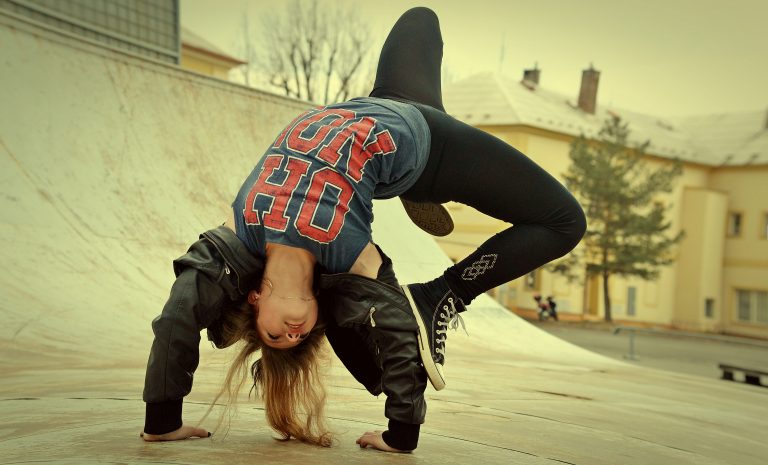 Cultura - dança - dança de rua - Break dance - dançarina