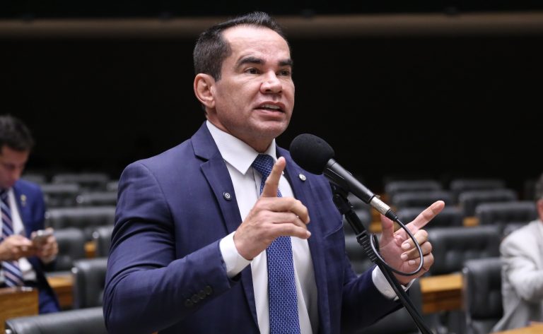 Deputado Defensor Stélio Dener (União-RR) fala no Plenário da Câmara dos Deputados